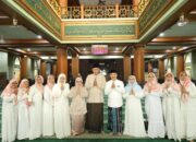 Hadir Bersama, Wali Kota dan Wakil Wali Kota Bekasi Laksanakan Sholat Idul Fitri Di Masjid Agung Al-Barkah Kota Bekasi