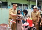 Wali Kota Bekasi Berikan Sepeda Baru untuk Janda Penjual Kue Keliling, Dukung Usaha Dan Kesejahteraan Keluarga