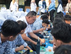 Bawa Bekal dari Istri, Wali Kota Bekasi Tri Adhianto Santap Siang Bersama Siswa SMPN 3