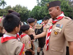 Unik! Wali Kota Bekasi Semprot Parfum ke Peserta Perkemahan Pramuka di Plaza Pemkot