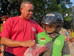 Jumat Berkah di Kota Bekasi: Wali Kota Tri Adhianto dan ASN Turun Langsung Bagikan Makanan