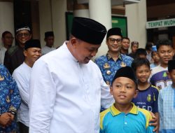 Shalat Jumat Keliling, Wali Kota Bekasi Tri Adhianto Serap Aspirasi Warga Dan Tinjau Isu Banjir