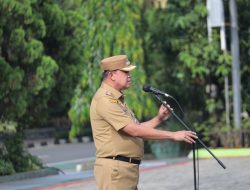 Tri Adhianto Pimpin Apel Pagi dan Serahkan Penghargaan Prestisius di Plaza Pemkot Bekasi